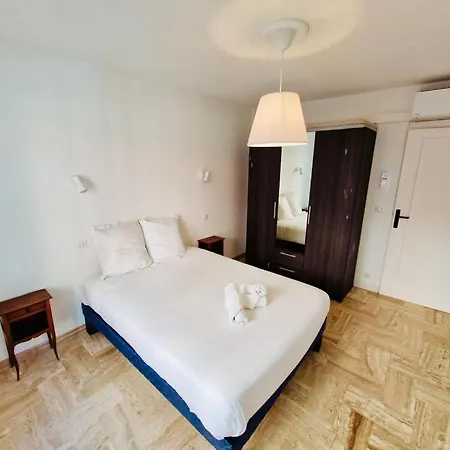 Les Appts D'albertine: Charming Seaside Retreat With Private Parking