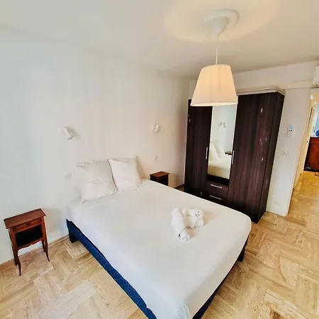 Apartment Les Appts D'albertine: Charming Seaside Retreat With Private Parking *