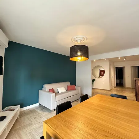 Les Appts D'albertine: Charming Seaside Retreat With Private Parking Apartment