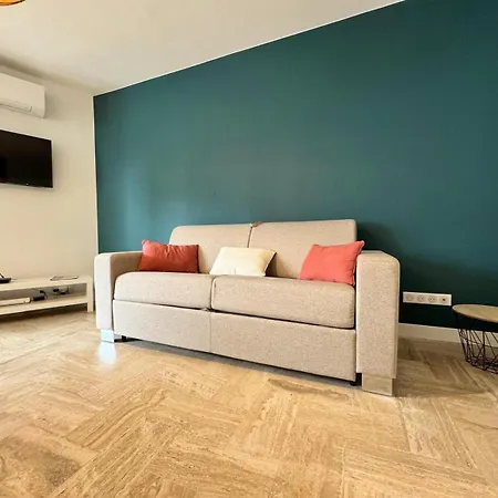Apartment Les Appts D'albertine: Charming Seaside Retreat With Private Parking