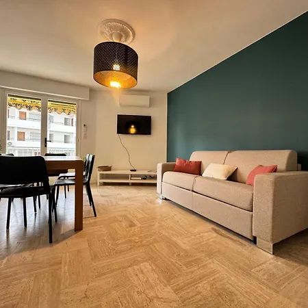Les Appts D'albertine: Charming Seaside Retreat With Private Parking Antibes
